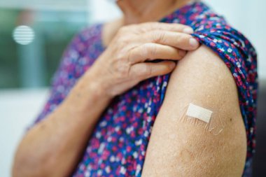 Asyalı yaşlı kadın Corona virüsünü korumak için aşı oluyor..