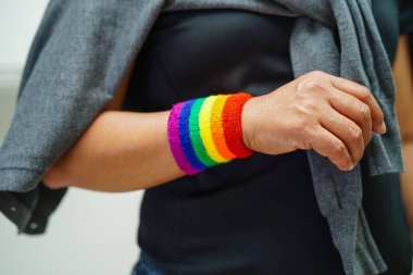 Gökkuşağı bayraklı Asyalı kadın, LGBT sembol hakları ve cinsiyet eşitliği, Haziran ayında LGBT Onur Ayı.
