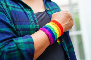 Gökkuşağı bayraklı Asyalı kadın, LGBT sembol hakları ve cinsiyet eşitliği, Haziran ayında LGBT Onur Ayı.