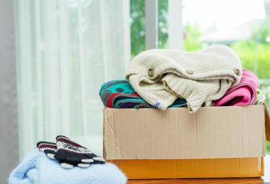 Gönüllüler için karton kutuda kıyafet bağışları.