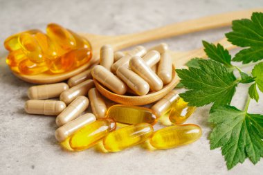 Alternatif ilaç bitkisel organik kapsül E omega 3 vitamini balık yağı, mineral, bitki yapraklı ilaç sağlıklı yaşam için doğal destek.