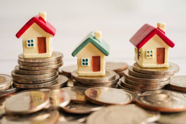 Yığınla madeni para, yatırım amaçlı emlak finansmanı kavramı.