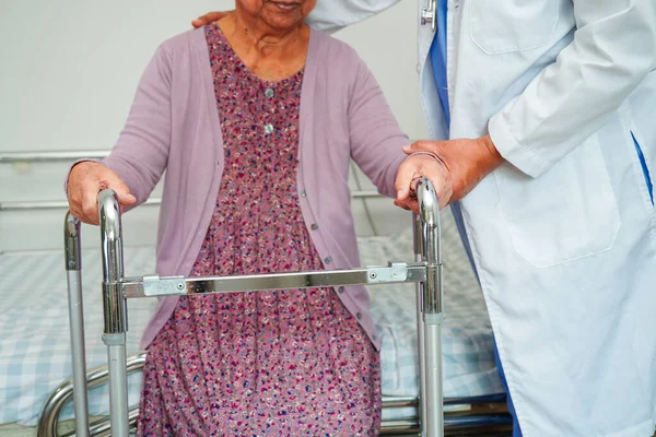 Médico Ajuda Asiático Idoso Mulher Deficiência Paciente Hospital Enfermagem Conceito — Fotografia de Stock