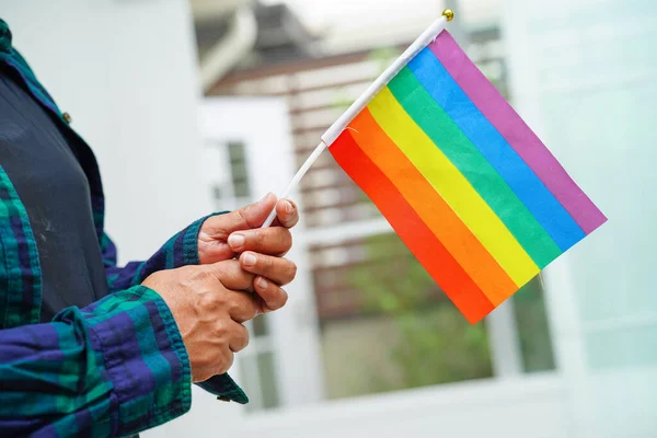 亚洲妇女与彩虹旗 Lgbt符号权利和性别平等 Lgbt骄傲月 — 图库照片