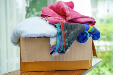 Gönüllüler için karton kutuda kıyafet bağışları.