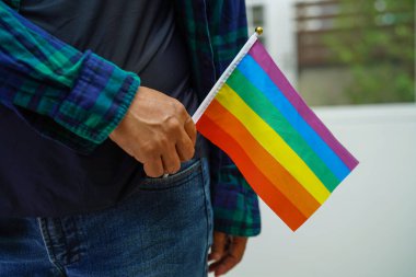 Gökkuşağı bayraklı Asyalı kadın, LGBT sembol hakları ve cinsiyet eşitliği, Haziran ayında LGBT Onur Ayı.