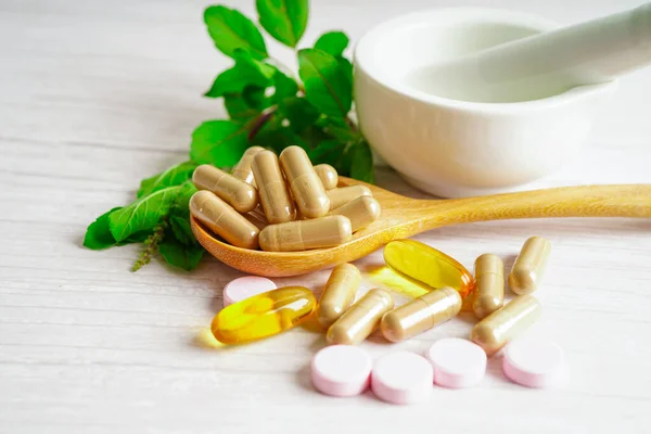 Medicina Alternativa Base Hierbas Cápsula Orgánica Con Vitamina Omega Aceite — Foto de Stock