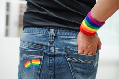Gökkuşağı bayraklı Asyalı kadın, LGBT sembol hakları ve cinsiyet eşitliği, Haziran ayında LGBT Onur Ayı.