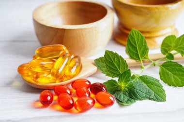 Alternatif ilaç bitkisel organik kapsül E omega 3 vitamini balık yağı, mineral, bitki yapraklı ilaç sağlıklı yaşam için doğal destek.