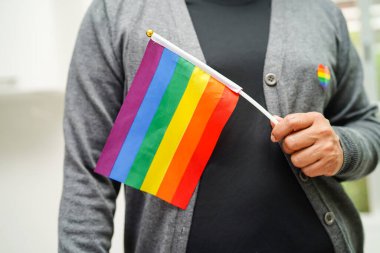 Gökkuşağı bayraklı Asyalı kadın, LGBT sembol hakları ve cinsiyet eşitliği, Haziran ayında LGBT Onur Ayı.