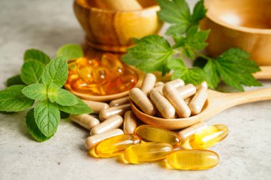 Alternatif ilaç bitkisel organik kapsül E omega 3 vitamini balık yağı, mineral, bitki yapraklı ilaç sağlıklı yaşam için doğal destek.