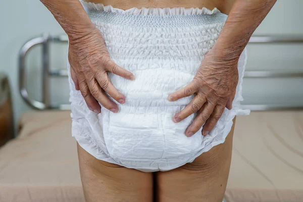 亚洲老年妇女住院时戴成人尿布的病人 — 图库照片