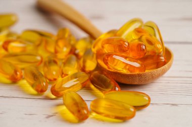Omega 3 vitaminli kapsüllerde balık yağı ya da morina yağı jölesi. 