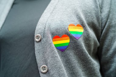Gökkuşağı bayraklı Asyalı kadın, LGBT sembol hakları ve cinsiyet eşitliği, Haziran ayında LGBT Onur Ayı.