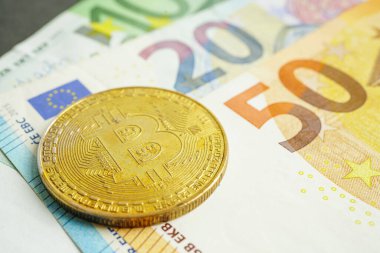 Euro banknotlarındaki altın bitcoin ticari ve ticari para, dijital para birimi, sanal kripto para birimi.