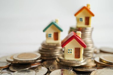 Yığınla madeni para, yatırım amaçlı emlak finansmanı kavramı.