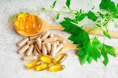Alternatif ilaç bitkisel organik kapsül E omega 3 vitamini balık yağı, mineral, bitki yapraklı ilaç sağlıklı yaşam için doğal destek.