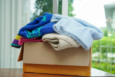 Gönüllüler için karton kutuda kıyafet bağışları.