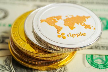 ABD doları üzerindeki altın bitcoin ticari ve ticari para, dijital para, sanal kripto para, engelleme teknolojisi için para banknotları.