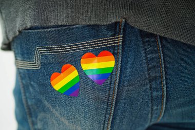 Gökkuşağı bayraklı Asyalı kadın, LGBT sembol hakları ve cinsiyet eşitliği, Haziran ayında LGBT Onur Ayı.