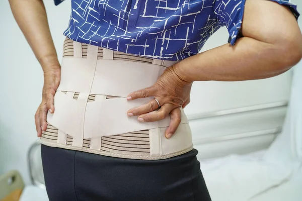 Asijské Senior Nošení Elastický Opěrný Pás Může Pomoci Snížit Bolesti — Stock fotografie