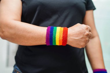 Gökkuşağı bayraklı Asyalı kadın, LGBT sembol hakları ve cinsiyet eşitliği, Haziran ayında LGBT Onur Ayı.