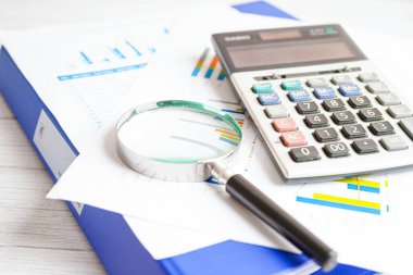 Çizelge ve grafik çizelgesi üzerinde hesap makinesi. Finans geliştirme, Bankacılık Hesabı, İstatistik, Yatırım Analitik Araştırma Veri Ekonomisi, Borsa Ticareti, Ticaret Şirketi Konsepti.