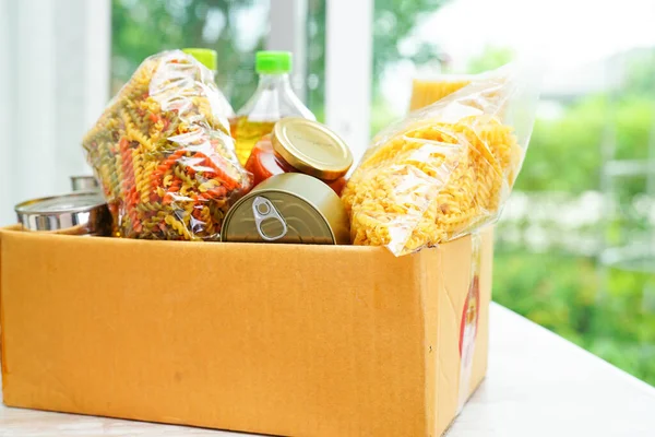 Gönüllüler için bağış kutusunda yiyecek var..