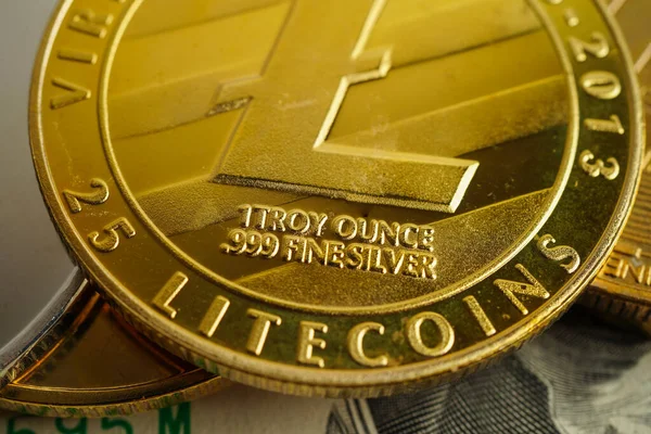 ABD doları üzerindeki altın bitcoin ticari ve ticari para, dijital para, sanal kripto para, engelleme teknolojisi için para banknotları.