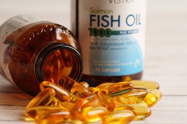 Bangkok, Tayland - 27 Nisan 2022 Omega 3 vitaminli kapsüllerde balık yağı ya da morina yağı jeli, ilave sağlıklı gıda 