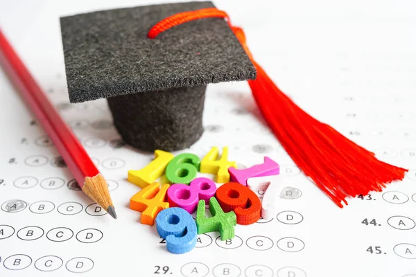 Número Matemáticas Con Sombrero Brecha Graduación Elección Prueba Hoja Respuesta — Foto de Stock