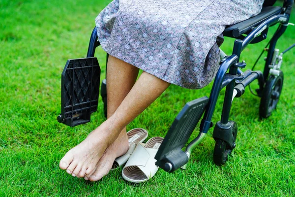 Asiatische Ältere Frau Mit Behinderung Sitzt Rollstuhl Park Medizinisches Konzept — Stockfoto