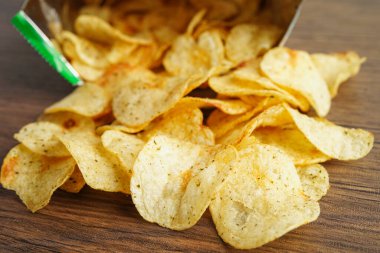 Açık pakette patates cipsi, Crips için baharatlı barbekü sosu, açık torbada ince dilimlenmiş kızarmış fast food..