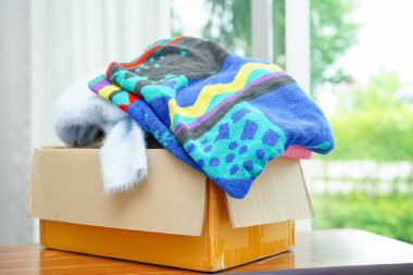 Gönüllüler için karton kutuda kıyafet bağışları.