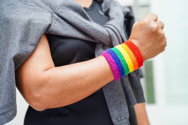 Gökkuşağı bayraklı Asyalı kadın, LGBT sembol hakları ve cinsiyet eşitliği, Haziran ayında LGBT Onur Ayı.