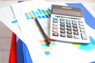 Çizelge ve grafik çizelgesi üzerinde hesap makinesi. Finans geliştirme, Bankacılık Hesabı, İstatistik, Yatırım Analitik Araştırma Veri Ekonomisi, Borsa Ticareti, Ticaret Şirketi Konsepti.