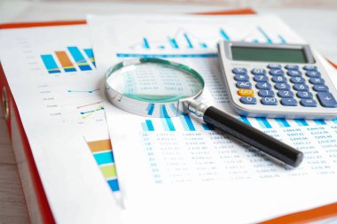Çizelge ve grafik çizelgesi üzerinde hesap makinesi. Finans geliştirme, Bankacılık Hesabı, İstatistik, Yatırım Analitik Araştırma Veri Ekonomisi, Borsa Ticareti, Ticaret Şirketi Konsepti.