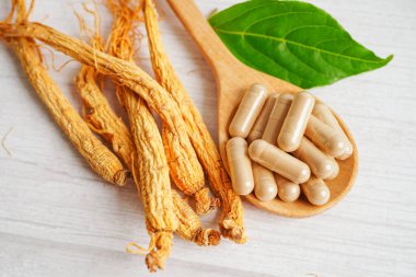 Ginseng kökleri ve yeşil yaprak, sağlıklı yiyecekler..