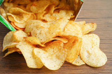 Açık pakette patates cipsi, Crips için baharatlı barbekü sosu, açık torbada ince dilimlenmiş kızarmış fast food..