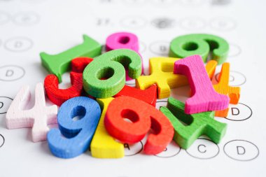 Matematik ve eğitim matematiği öğrenmek için tahta blok küpleri.