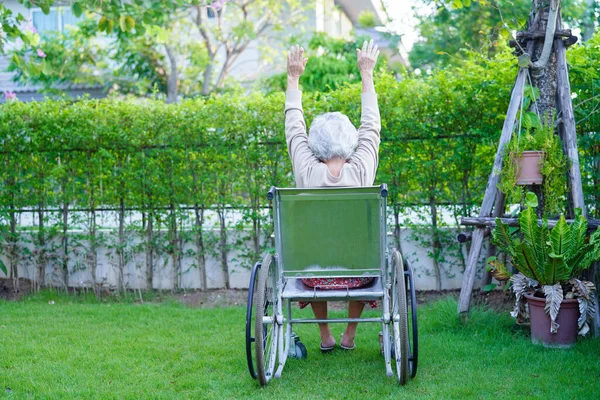 Asiatique Femme Âgée Handicapée Patient Assis Sur Fauteuil Roulant Électrique — Photo