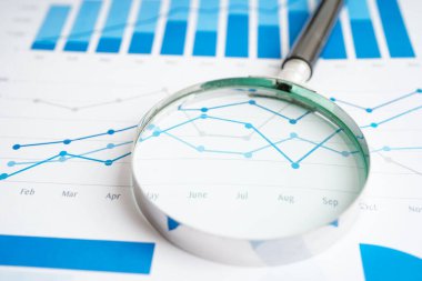 Grafik kağıdındaki büyüteç. Mali kalkınma, Bankacılık Hesabı, İstatistikler, Yatırım Analitik Araştırma Veri Ekonomisi.