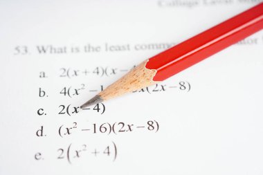 Eğitim okulunda matematik formülü sınav kağıdı üzerine kalem..