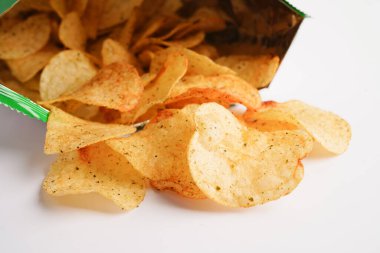 Açık pakette patates cipsi, Crips için baharatlı barbekü sosu, açık torbada ince dilimlenmiş kızarmış fast food..