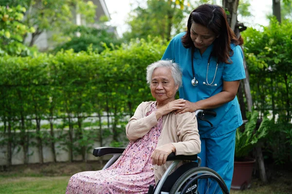 医生帮助亚洲老年残疾妇女坐在轮椅上 医疗理念 — 图库照片