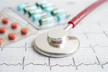 Uyuşturucu, kalp dalgası, kalp krizi, kardiyogram raporu ile birlikte elektrokardiyogram (ECG) üzerinde stetoskop.