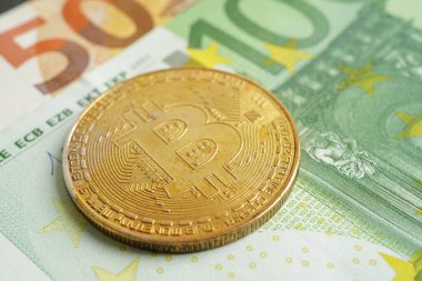 Euro banknotlarındaki altın bitcoin ticari ve ticari para, dijital para birimi, sanal kripto para birimi.