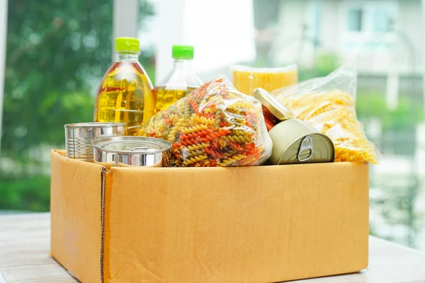 Gönüllüler için bağış kutusunda yiyecek var..