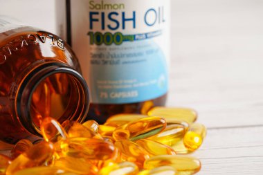 Omega 3 vitaminli kapsüllerde balık yağı ya da morina yağı jölesi. 