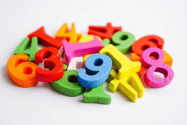 Matematik ve eğitim matematiği öğrenmek için tahta blok küpleri.